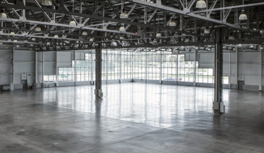 Optimizando espacios: Soluciones de suelos para naves industriales