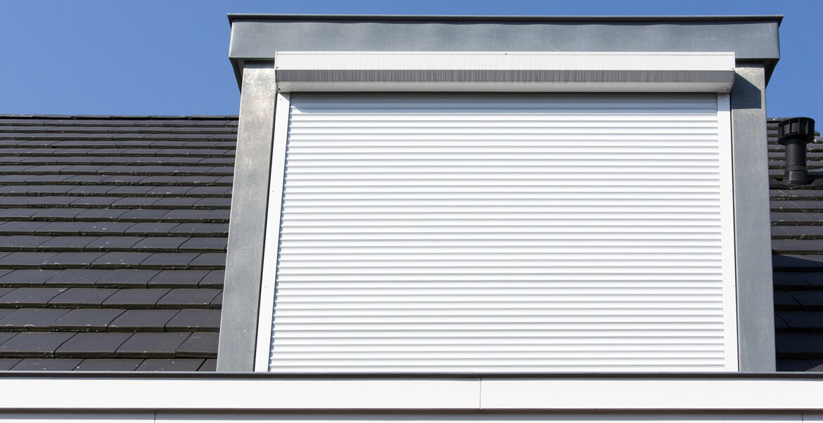 ¿Cómo reparar una persiana que no baja correctamente?