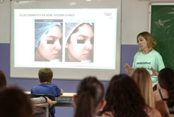 Más de 4000 alumnos de ESO y bachillerato se forman sobre el impacto que causa el acné en la adolescencia