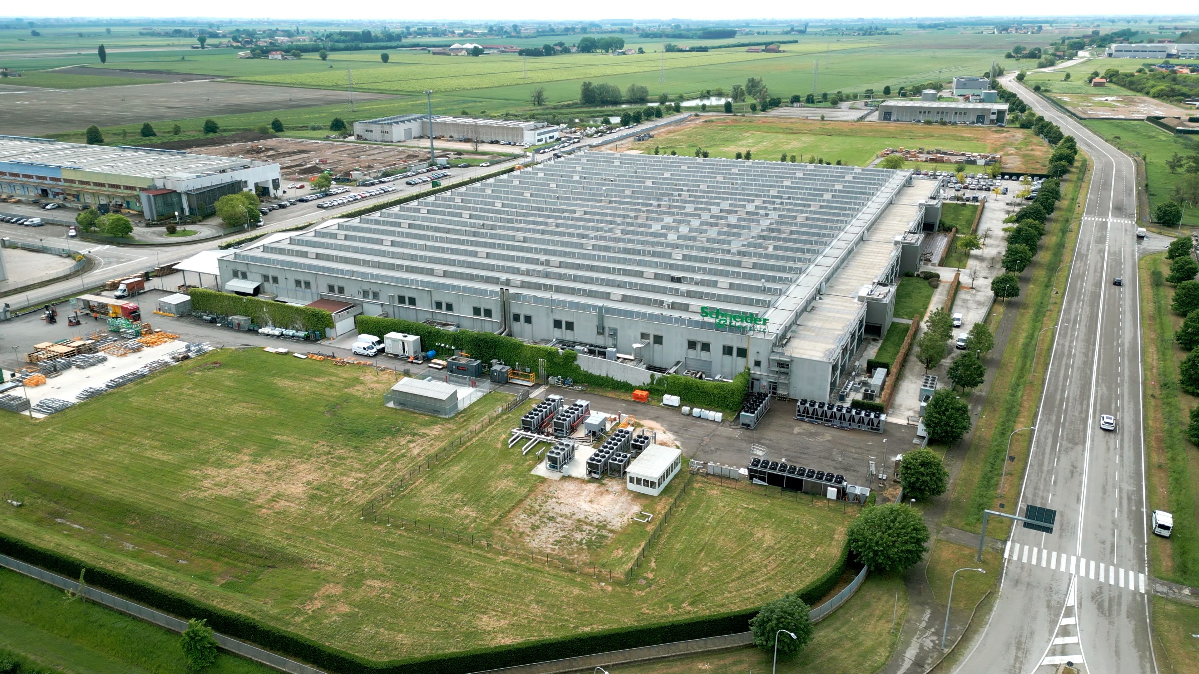 Schneider Electric y STACK EMEA colaboran para impulsar el camino hacia un futuro sostenible y digital
