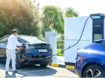 XCharge Group une fuerzas con EDP para desplegar una red de cargadores de vehículos eléctricos Net Zero Series por Europa