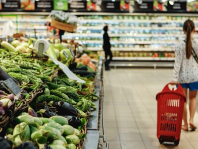 Los españoles priorizan frutas y verduras en su cesta de la compra y reducen la presencia de procesados y bollería