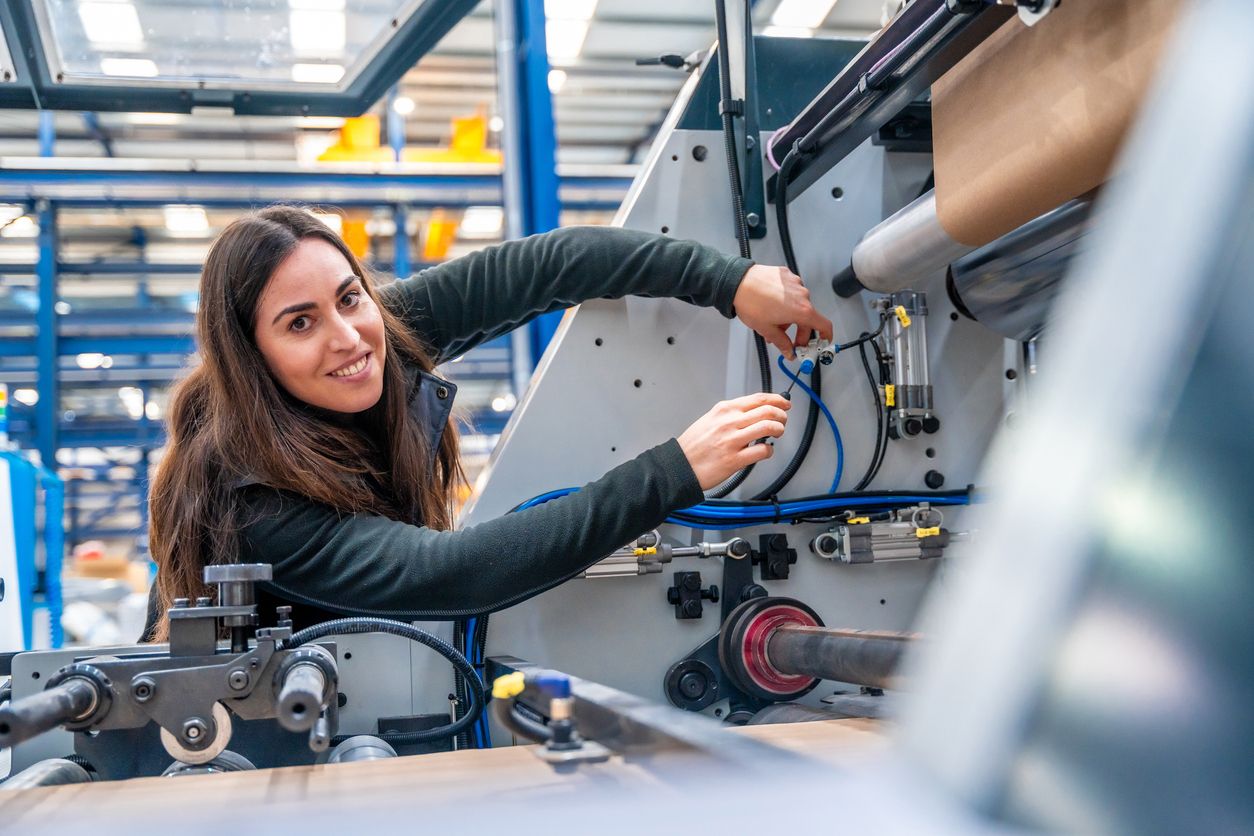 Kampe lanza modelo de aprendizaje que combate el desempleo juvenil y satisface la demanda de electricistas