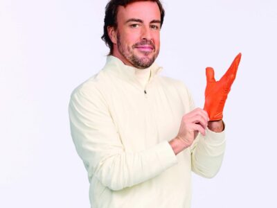 Fernando Alonso se pone al volante de un buggy en el nuevo spot de Flexicar