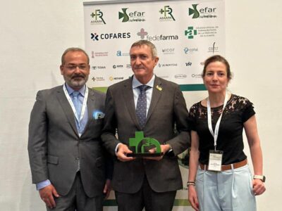 El ex presidente de FEFCAM, premiado por su compromiso con la farmacia rural