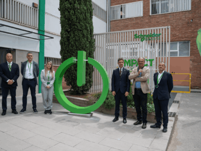 Schneider Electric culmina la descarbonización de su planta en Molins de Rei e inaugura la microgrid desarrollada junto a Iberdrola