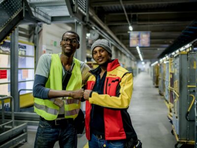 DHL Group ha integrado a más de 30.000 refugiados en el mercado laboral, en 10 años