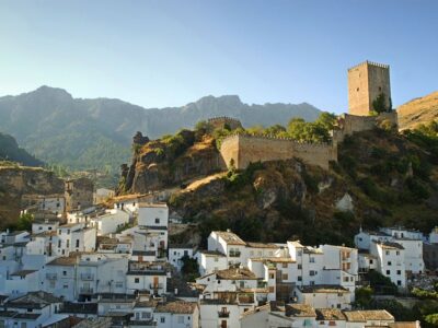 Los alquileres de corta duración canalizan más de 5.500 millones de euros hacia el comercio local de la España rural, según Airbnb