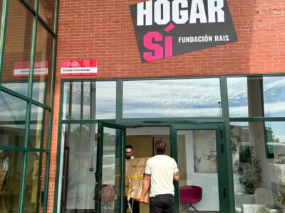 DHL Freight España apoya a Hogar Sí con la donación de equipamiento para personas convalecientes sin hogar