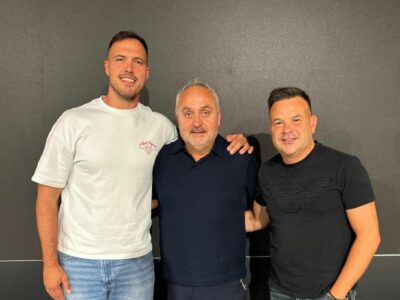 José Elias graba su podcast en Fruit Attraction con la zanahoria morada de MuñozVal como protagonista