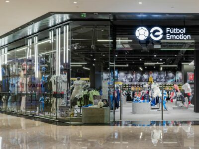 La nueva tienda de Fútbol Emotion en Marineda City arranca con éxito tras su reapertura y ampliación