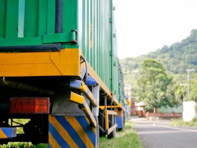 Seguros Pueyo destaca la importancia de contratar un Seguro de Transporte de Mercancías para garantizar la seguridad de los envíos