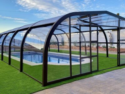 CUBRILAND: marca destacada en fabricación de cubiertas para piscinas