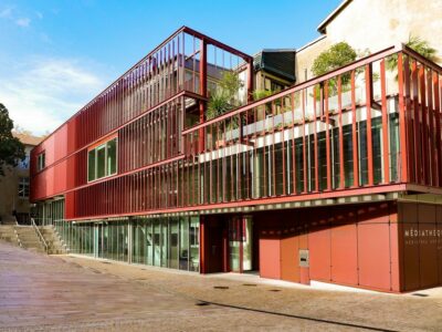 La Mediateca de Bayona refuerza su continuidad visual y cumplimiento normativo con barandillas de Comenza