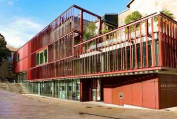 La Mediateca de Bayona refuerza su continuidad visual y cumplimiento normativo con barandillas de Comenza