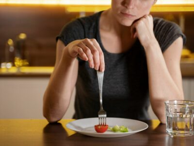 «Las dietas estrictas en menopausia no solo no funcionan, sino que pueden ser contraproducentes», alertan desde DOMMA