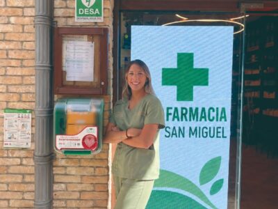 Una farmacia de Estella instala un desfibrilador para vecinos y peregrinos del Camino de Santiago