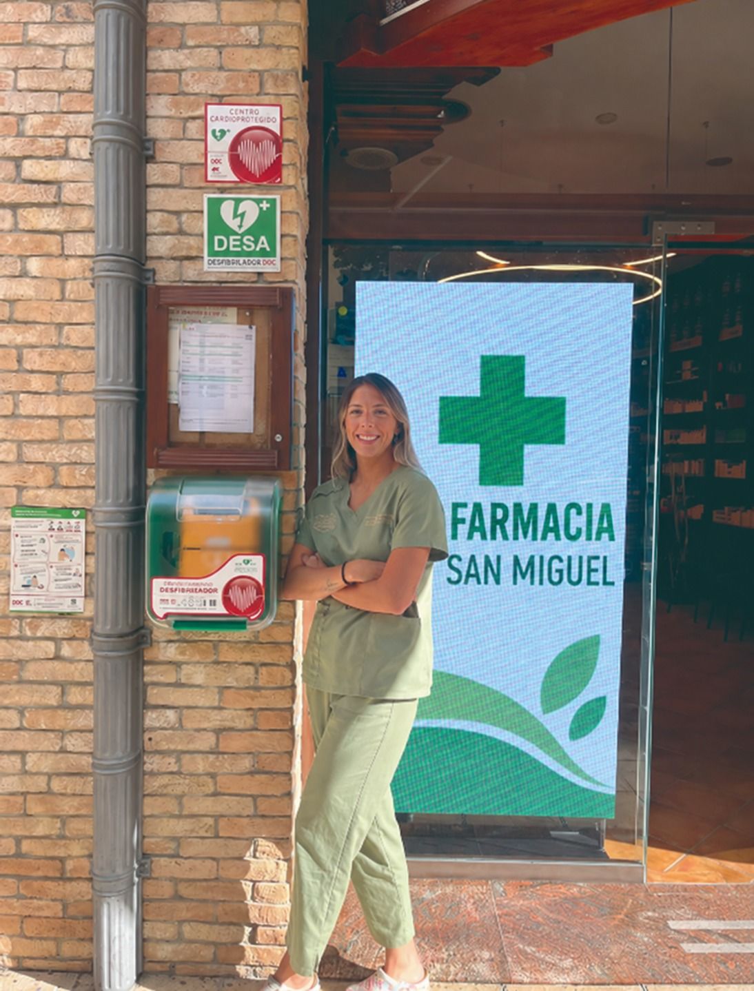 Una farmacia de Estella instala un desfibrilador para vecinos y peregrinos del Camino de Santiago