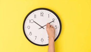 El cambio de hora presiona la factura de la luz: 123tinta.es da claves para ahorrar este invierno