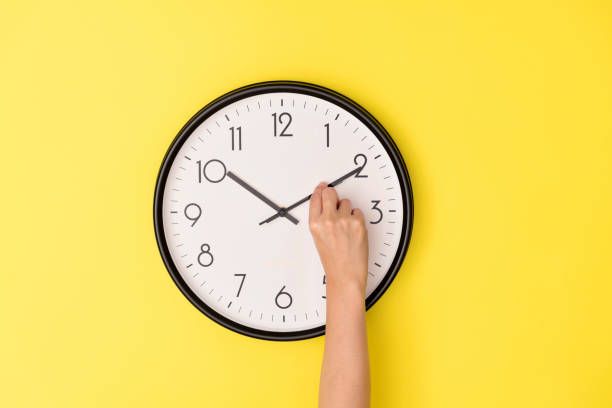 El cambio de hora presiona la factura de la luz: 123tinta.es da claves para ahorrar este invierno